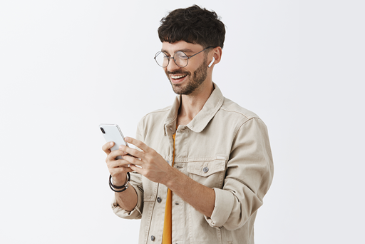 Hombre sonriente usando smartphone