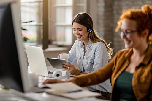 Persona con auriculares brindando atención al cliente